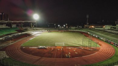 Vista aérea noturna do Estádio Willie Davids, no Brasil, com o campo iluminado e a pista ao redor