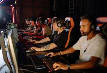Jogadores concentrados disputam uma partida de esports em um ambiente fechado.