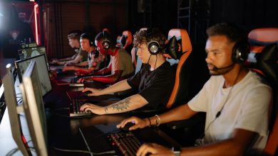 Jogadores concentrados disputam uma partida de esports em um ambiente fechado.
