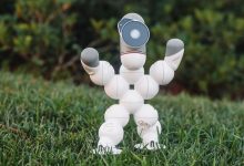 Robô humanoide sobre a grama, em uma representação ilustrativa de tecnologia robótica aplicada ao futebol