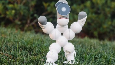 Robô humanoide sobre a grama, em uma representação ilustrativa de tecnologia robótica aplicada ao futebol