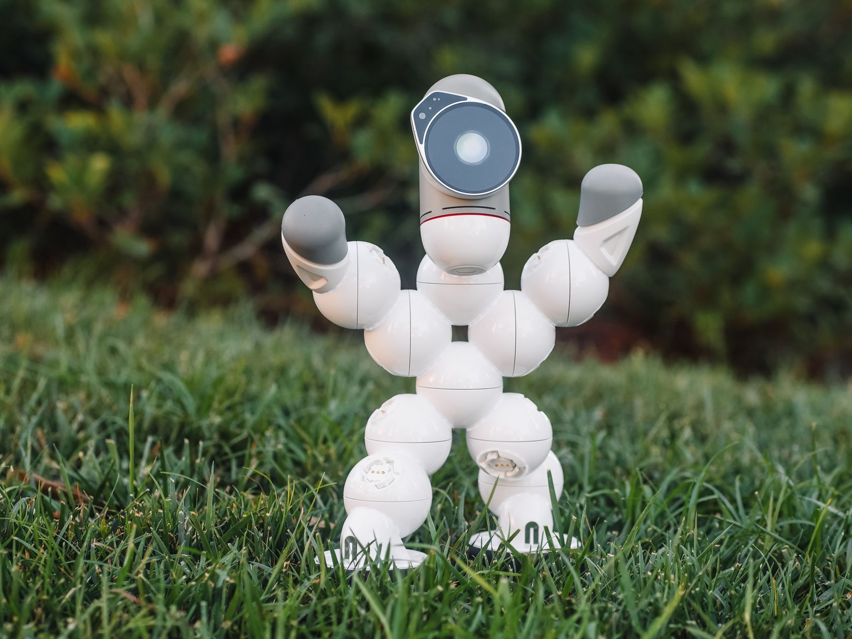 Robô humanoide sobre a grama, em uma representação ilustrativa de tecnologia robótica aplicada ao futebol